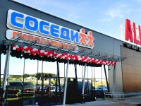 Гипермаркет "Соседи" в торговом центре "ALL", Долгиновский тракт 178. 2012г.