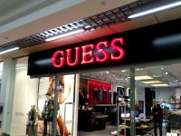 ТЦ "Замок", вывеска для магазина "GUESS", 2013г.