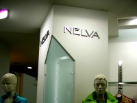 Стеклянная вставка в колонну и буквы из Дибонда. Магазин "Nelva"